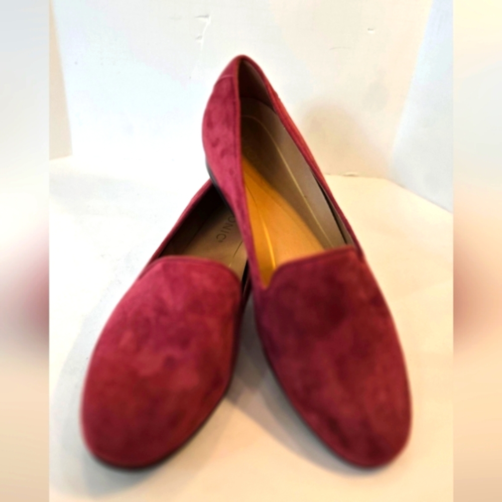NWOT ! Vionic Burgundy Suede Leather Loafers Flats